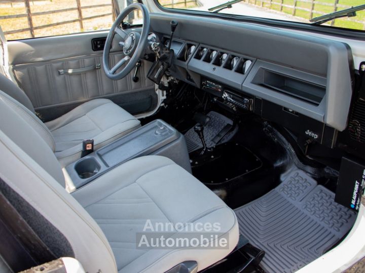 Jeep Wrangler YJ 4.2 4X4 Automaat SOFT TOP - OLDTIMER - LED KOPLAMPEN - BLAUPUNKT - ACHTERBANK - 18