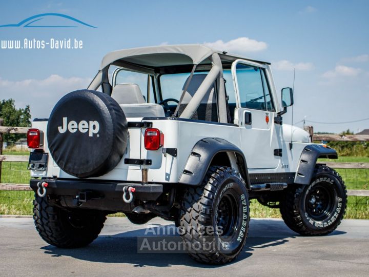 Jeep Wrangler YJ 4.2 4X4 Automaat SOFT TOP - OLDTIMER - LED KOPLAMPEN - BLAUPUNKT - ACHTERBANK - 32