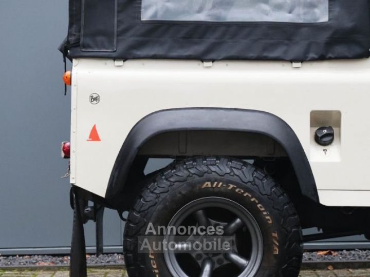 Land Rover Defender 90 V8 3.5 V8 138 bhp with injection - 8