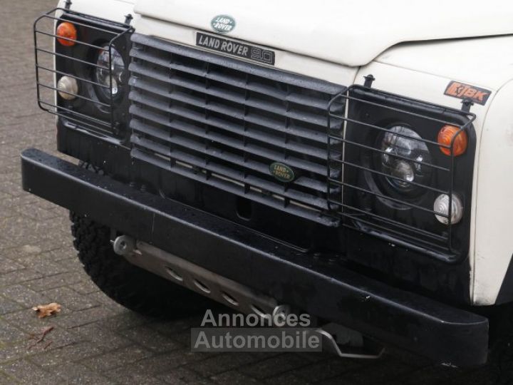 Land Rover Defender 90 V8 3.5 V8 138 bhp with injection - 19