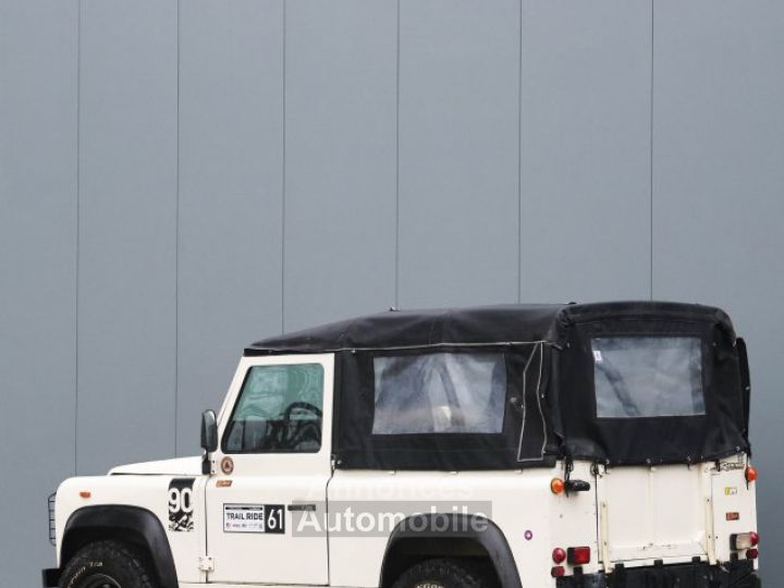 Land Rover Defender 90 V8 3.5 V8 138 bhp with injection - 23