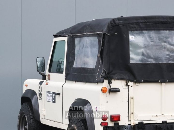 Land Rover Defender 90 V8 3.5 V8 138 bhp with injection - 26