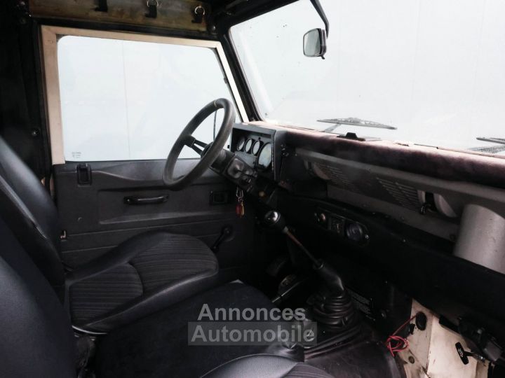 Land Rover Defender 90 V8 3.5 V8 138 bhp with injection - 33