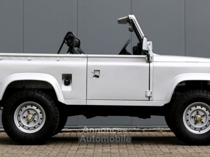 Land Rover Defender 90 V8 3.5L V8 producing 140 bhp - 1