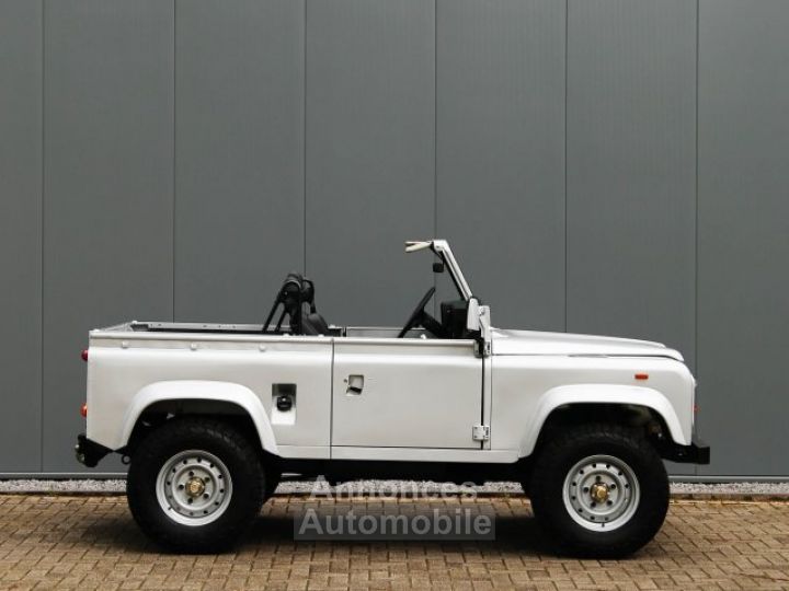 Land Rover Defender 90 V8 3.5L V8 producing 140 bhp - 4