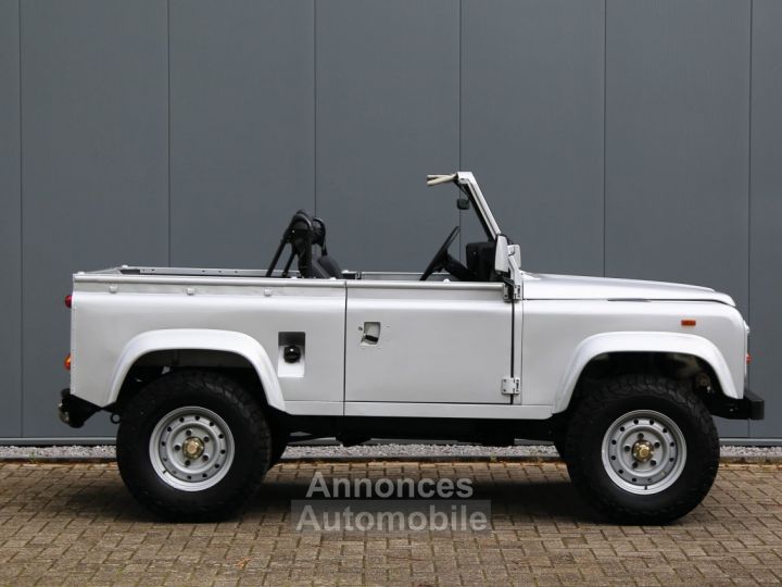 Land Rover Defender 90 V8 3.5L V8 producing 140 bhp - 5