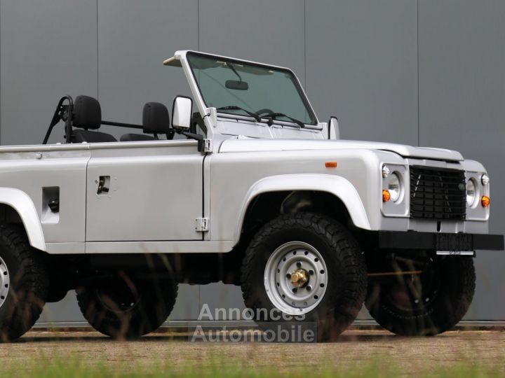 Land Rover Defender 90 V8 3.5L V8 producing 140 bhp - 8