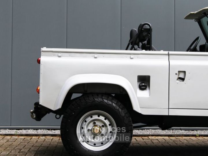 Land Rover Defender 90 V8 3.5L V8 producing 140 bhp - 11