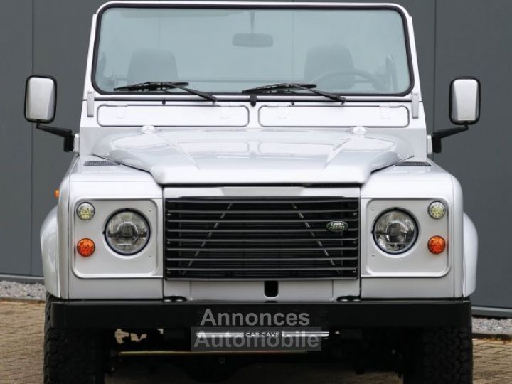 Land Rover Defender 90 V8 3.5L V8 producing 140 bhp - 16