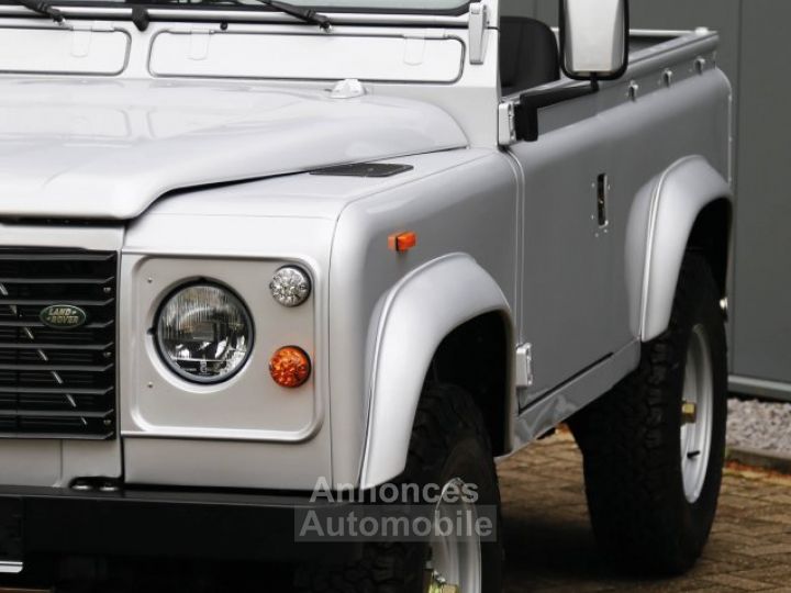 Land Rover Defender 90 V8 3.5L V8 producing 140 bhp - 17