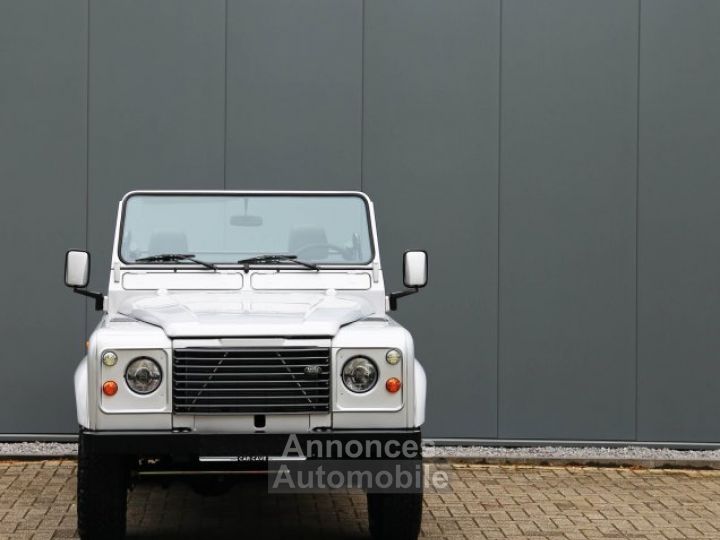 Land Rover Defender 90 V8 3.5L V8 producing 140 bhp - 22