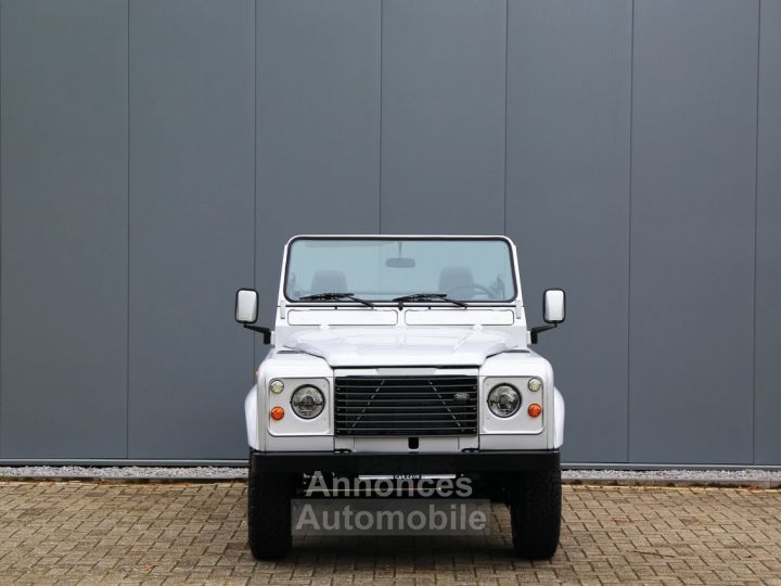 Land Rover Defender 90 V8 3.5L V8 producing 140 bhp - 23