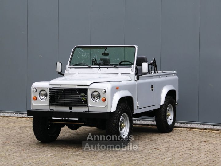 Land Rover Defender 90 V8 3.5L V8 producing 140 bhp - 24