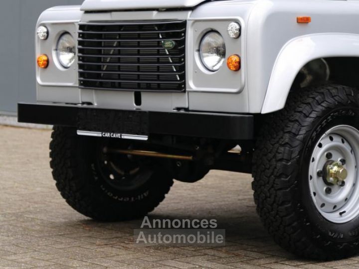 Land Rover Defender 90 V8 3.5L V8 producing 140 bhp - 25