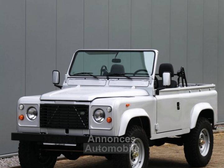 Land Rover Defender 90 V8 3.5L V8 producing 140 bhp - 26