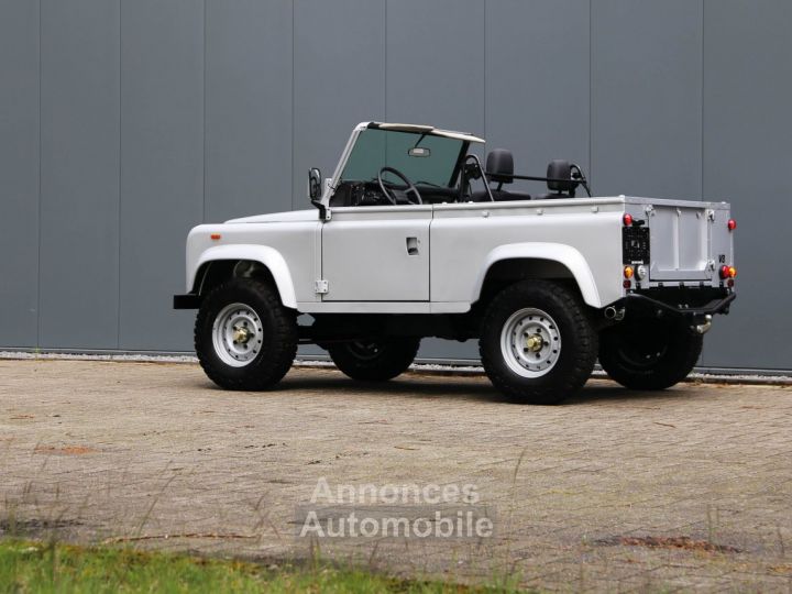 Land Rover Defender 90 V8 3.5L V8 producing 140 bhp - 30