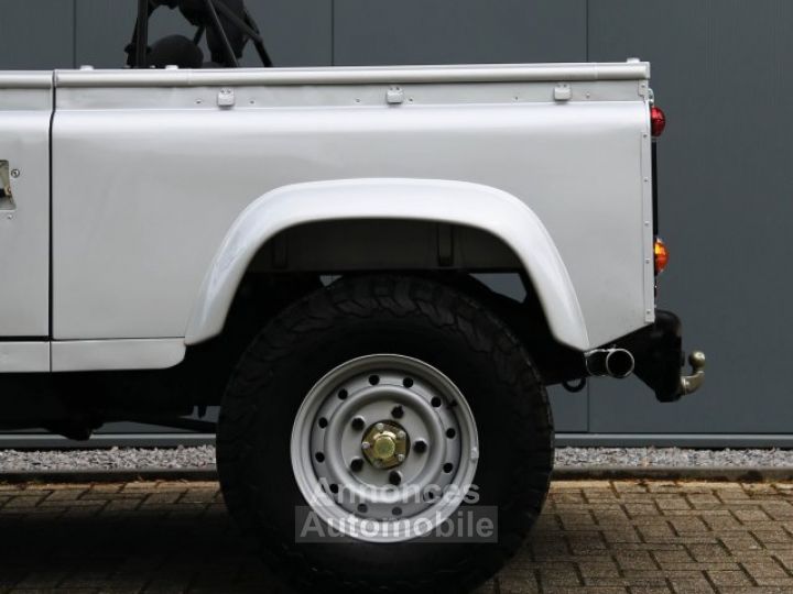 Land Rover Defender 90 V8 3.5L V8 producing 140 bhp - 31