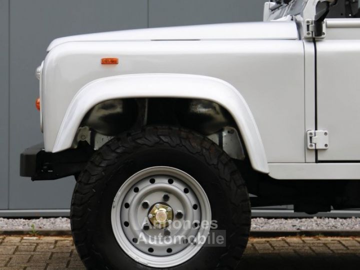 Land Rover Defender 90 V8 3.5L V8 producing 140 bhp - 32