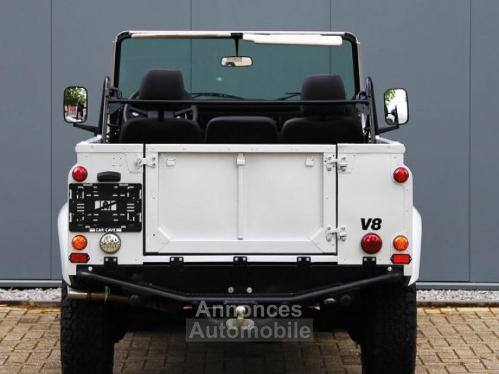 Land Rover Defender 90 V8 3.5L V8 producing 140 bhp - 36