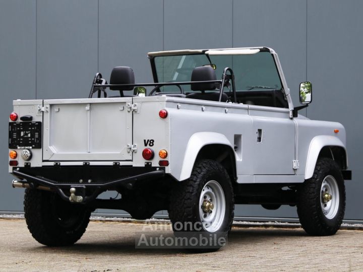 Land Rover Defender 90 V8 3.5L V8 producing 140 bhp - 38