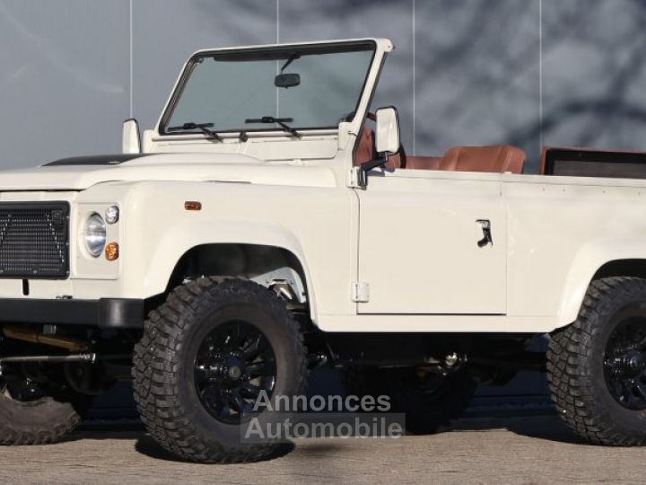 Land Rover Defender 90 V8 Miyo Safari 3.5L V8 producing 200 bhp with injection - 1