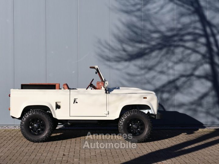 Land Rover Defender 90 V8 Miyo Safari 3.5L V8 producing 200 bhp with injection - 2