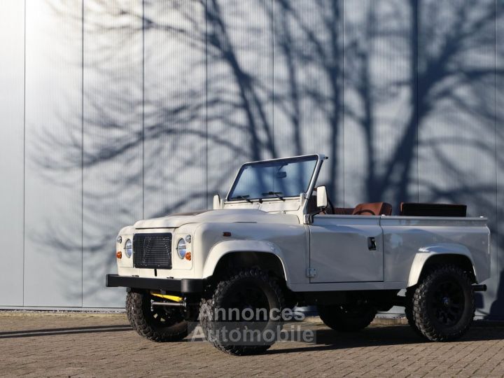 Land Rover Defender 90 V8 Miyo Safari 3.5L V8 producing 200 bhp with injection - 16