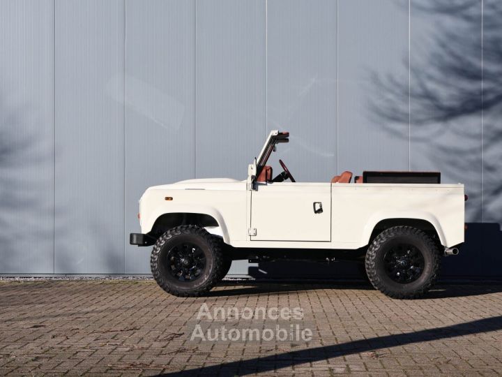 Land Rover Defender 90 V8 Miyo Safari 3.5L V8 producing 200 bhp with injection - 20