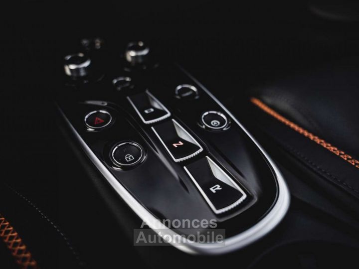 McLaren GT MSO Black Pack Luxury Lift B&W - 19
