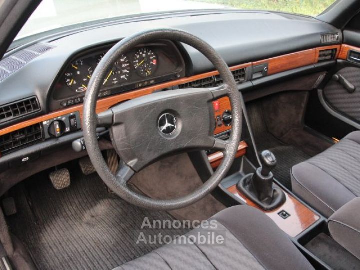 Mercedes 260 W126 SE - 17