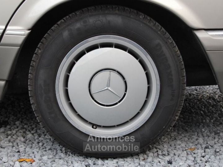 Mercedes 260 W126 SE - 54