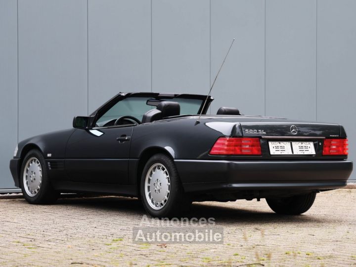 Mercedes 500 SL 5.0L V8 engine producing 333 bhp - 17