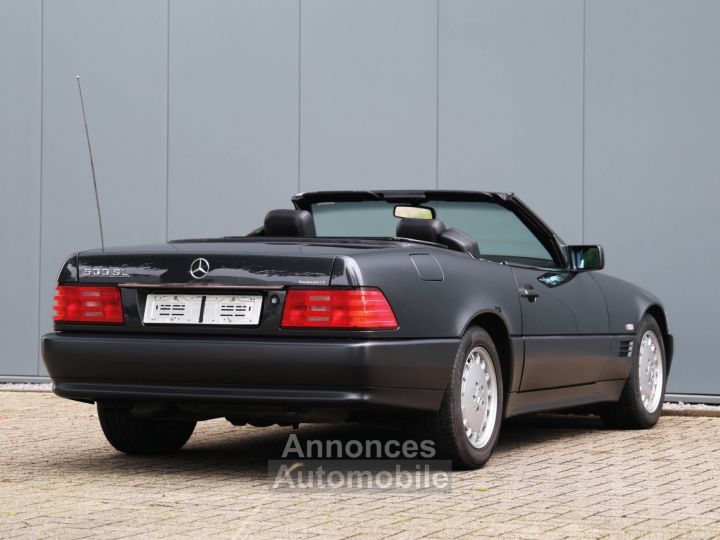 Mercedes 500 SL 5.0L V8 engine producing 333 bhp - 20