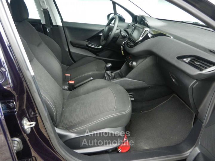 Peugeot 208 1.2i PureTech Style (navigation pdc clim ect) - 12