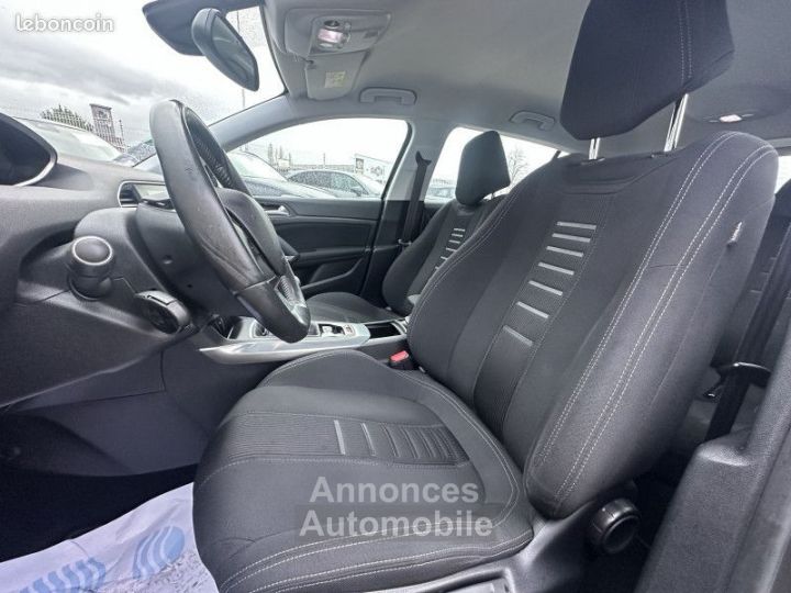 Peugeot 308 1.2 E-THP 130CH ALLURE 5P 130 SUIVI - - 9