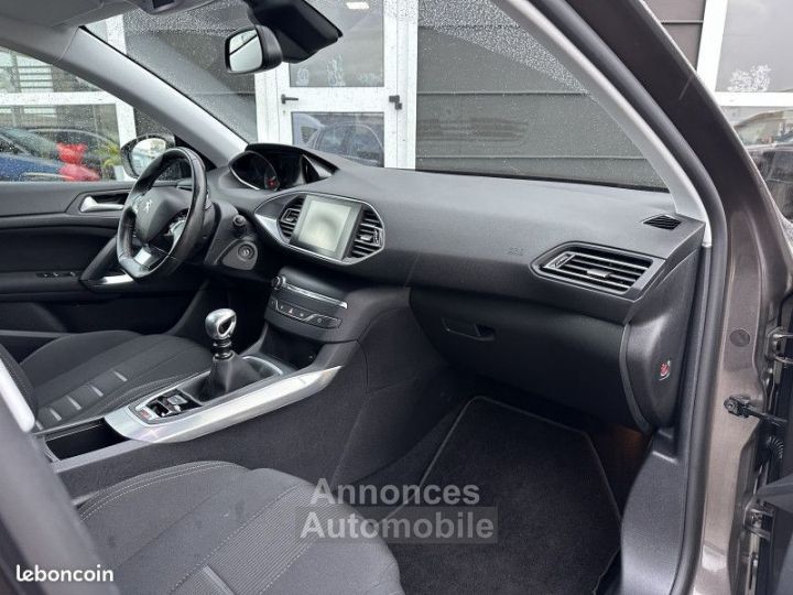 Peugeot 308 1.2 E-THP 130CH ALLURE 5P 130 SUIVI - - 16