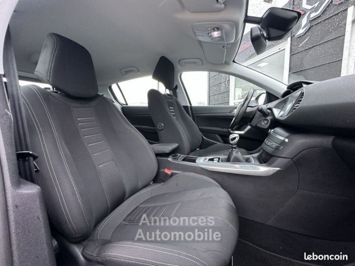 Peugeot 308 1.2 E-THP 130CH ALLURE 5P 130 SUIVI - - 17