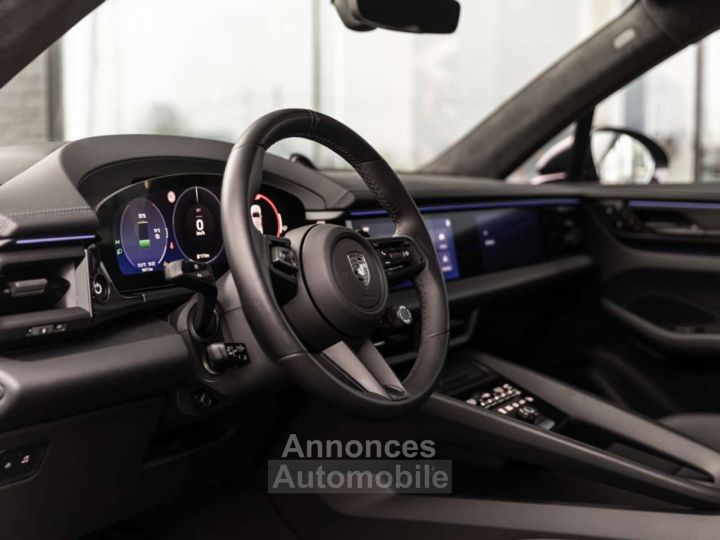 Porsche Macan TURBO EV 22-AIR-ACHTERAS-MATR-PANO-INNO-AUGM.HUD - 17