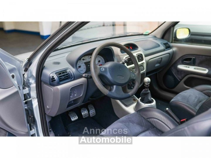 Renault Clio II 3.0 V6 Sport - 7