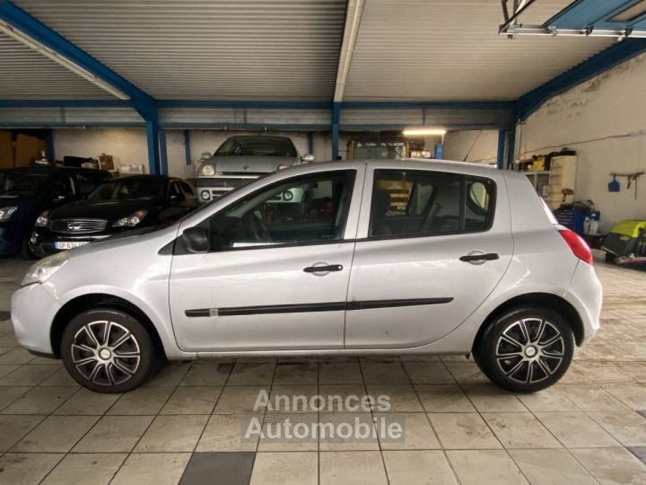 Renault Clio III (B/C85) 1.5 dCi 70ch Authentique 5p - 11