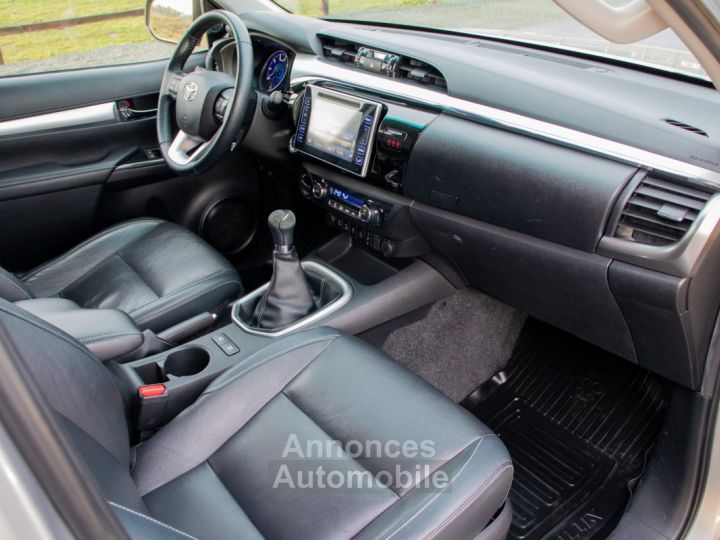 Toyota Hilux 2.4 D-4D 4WD Lounge - LICHTE VRACHT - TREKHAAK - 220V - CAMERA - CRUISECONTROL - KEYLESS GO - EURO 6 - 16