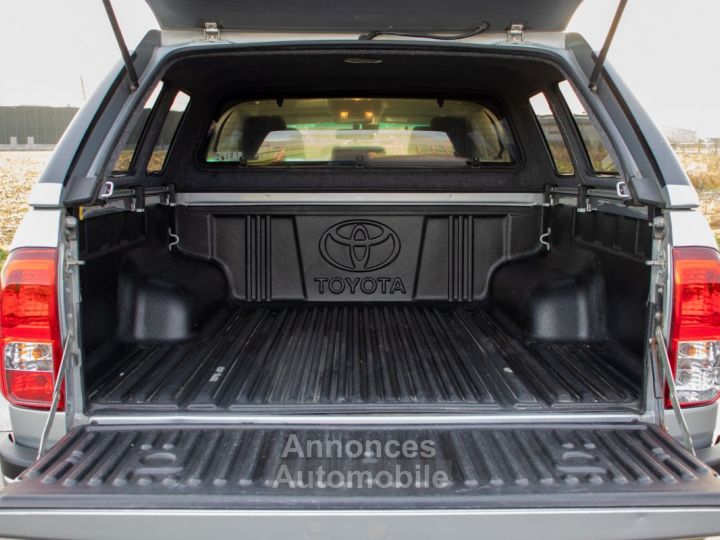 Toyota Hilux 2.4 D-4D 4WD Lounge - LICHTE VRACHT - TREKHAAK - 220V - CAMERA - CRUISECONTROL - KEYLESS GO - EURO 6 - 19