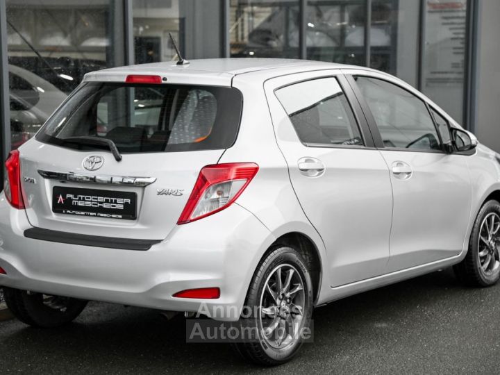 Toyota Yaris 1.33 VVT-i Life Navi - 4