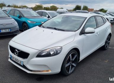 Achat Volvo V40 Berline D3 2.0d 150ch R-Design GearTronic6 5p Sièges chauffants Radar AV+AR et Caméra GPS Sensus Vitres AR lunette surteintées JA 18 2 clés Garantie 6 Occasion