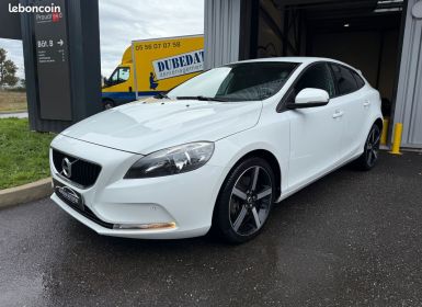 Volvo V40 Berline D3 2.0d 150ch Summum GearTronic6 5p Sièges chauffants Radar AV+AR et Caméra GPS Sensus Vitres AR lunette surteintées JA 18 R-Design 2 clés Gar