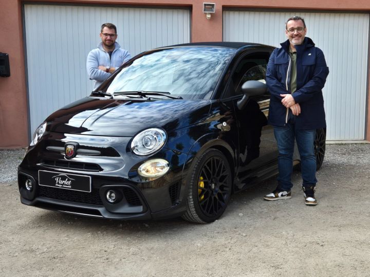 Abarth 595 MAGNIFIQUE ABARTH 595C COMPETIZIONE 1.4 T 180ch BOITE MECANIQUE SABELT CARBONE XENON CARPLAY AKRAPOVIC FULL BLACK BREMBO JAUNE PARFAIT ETAT 1ERE MAIN Noir Scorpione Metal - 1