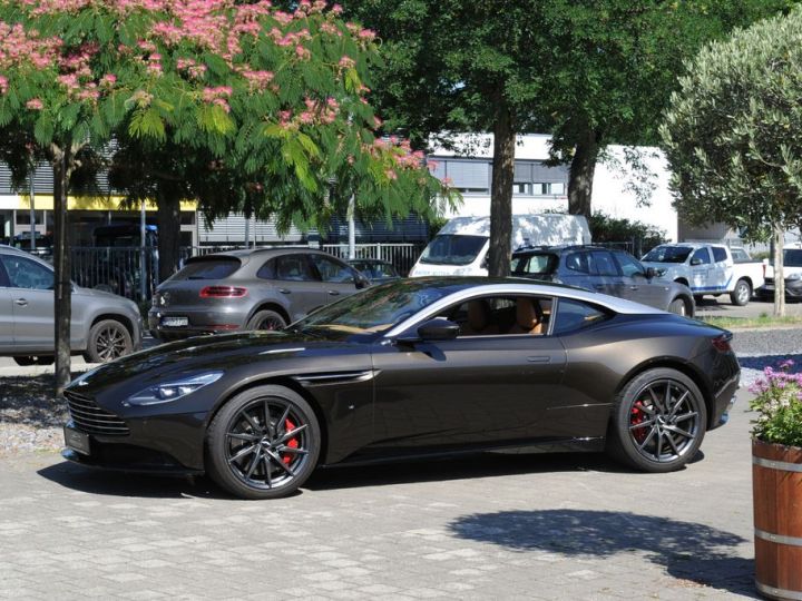 Aston Martin DB11 V12 5.2 608HP / B&O / 360° / JA 20 / Garantie 12 mois Prémium Brun - 3