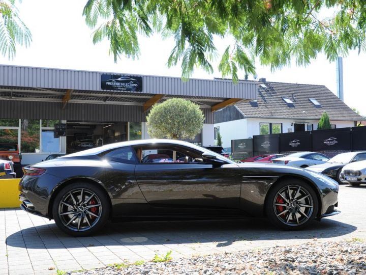 Aston Martin DB11 V12 5.2 608HP / B&O / 360° / JA 20 / Garantie 12 mois Prémium Brun - 25