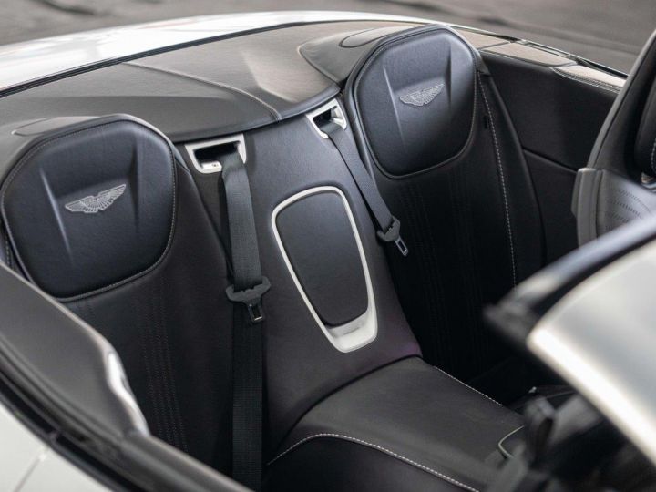 Aston Martin DB11 VOLANTE 4.0 V8 Bi-turbo 510 Ch - PREMIERE MAIN - Malus Payé - 42.000 € D'options Lightning Silver - 17
