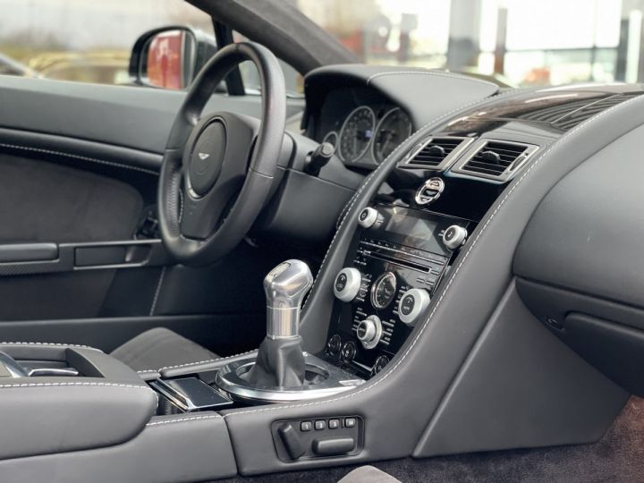 Aston Martin V12 Vantage COUPE 6.0 V12 517 BLACK CARBON EDITION noire metal - 12